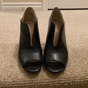 Nine West size 8.5 peep toe booties